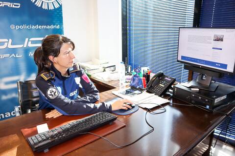 La policière Marta Fernandez Ulloa dans son bureau