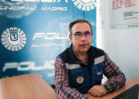 Juan Pablo Villarubia, agent de protection de l'unité d'aide et de protection des femmes, des mineurs et des personnes âgées de la police municipale de Madrid, dans son bureau où il rencontre les victimes.