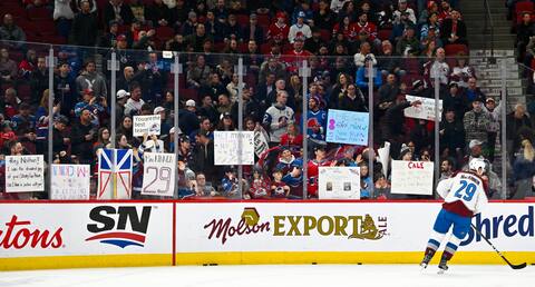 Nathan MacKinnon a reçu plusieurs messages de fans pendant la période d'échauffement.
