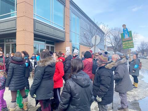 About fifty demonstrators were waiting for the CAQ ministers in front of the Rouyn-Noranda Convention Center on Thursday.