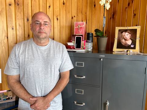 Alain Hogue, 61 ans, n’accepte pas que le conducteur diabétique qui a tué sa femme Mylène Bergeron l’an dernier n’ait pas fait l’objet d’accusations de négligence et qu'il ait seulement perdu son permis de conduire pendant quatre mois.