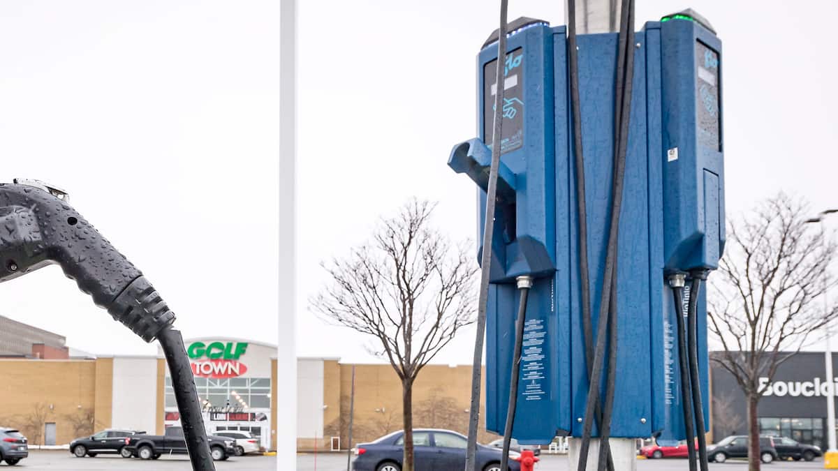 Le fabricant de bornes de recharge FLO met 15% de ses employés à pied