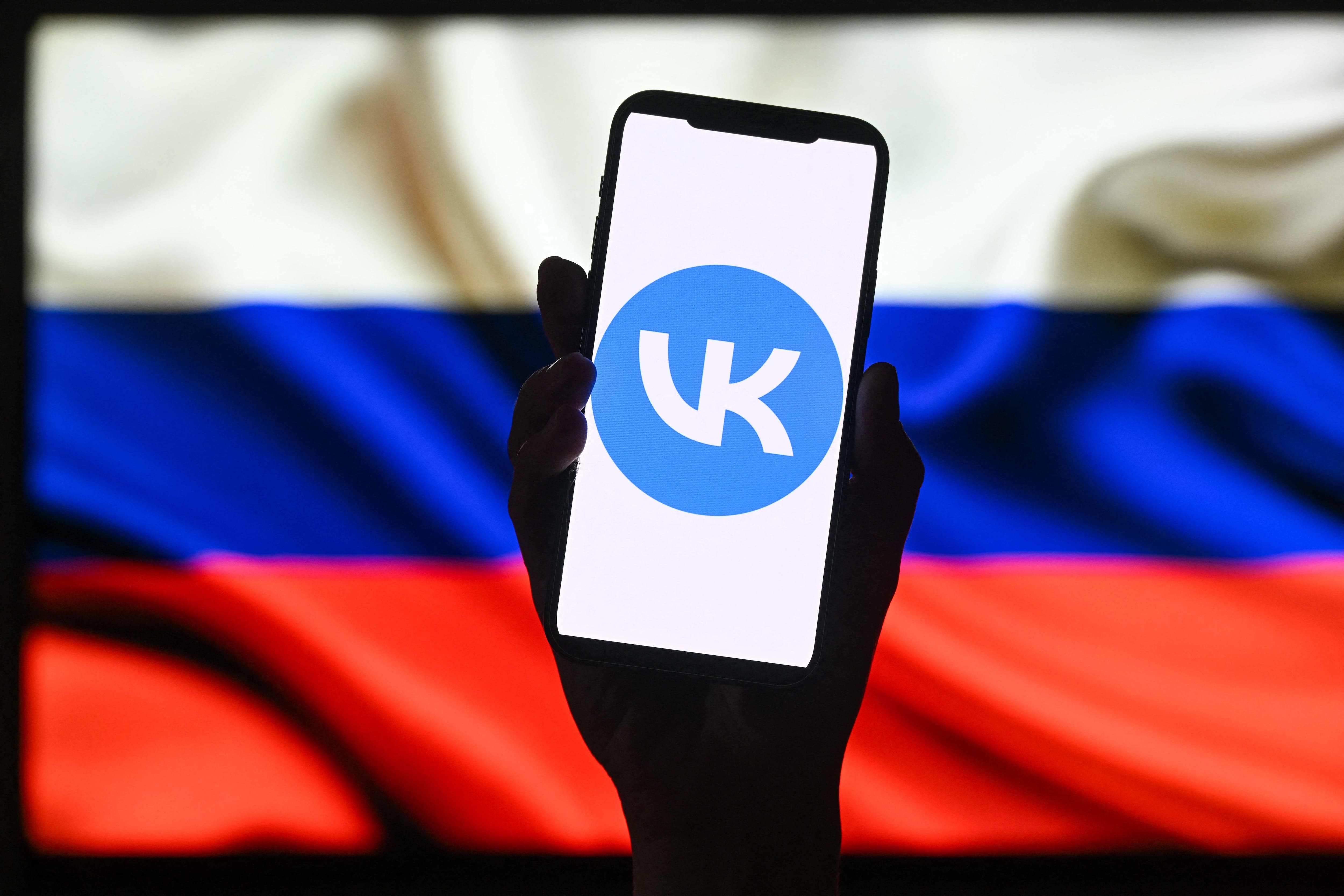 Cette photographie d'illustration montre le logo de la plateforme de médias sociaux russe VK affiché sur un smartphone à Moscou le 25 juin 2026
