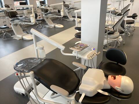 The new mini-clinic, where students can learn on mannequins and follow their teacher in real time on a screen.