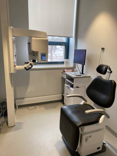 One of the clinic-school's radiography rooms, where students can experiment with panoramic radiography of the teeth.