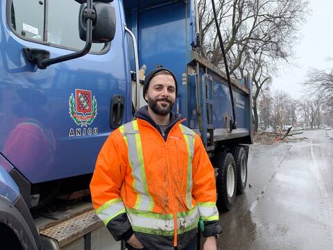Christophe Sanches a rempli son camion-benne trois fois en quelques rues. ANOUK LEBEL/LE JOURNAL DE MONTRÉAL