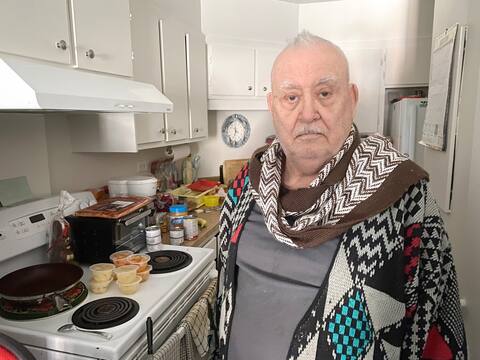 Met at HLM Adélard-Langevin in his apartment, darkened by the prolonged outage since Thursday, resident Jean-Paul Ménard poses in front of some of the food he left to eat.