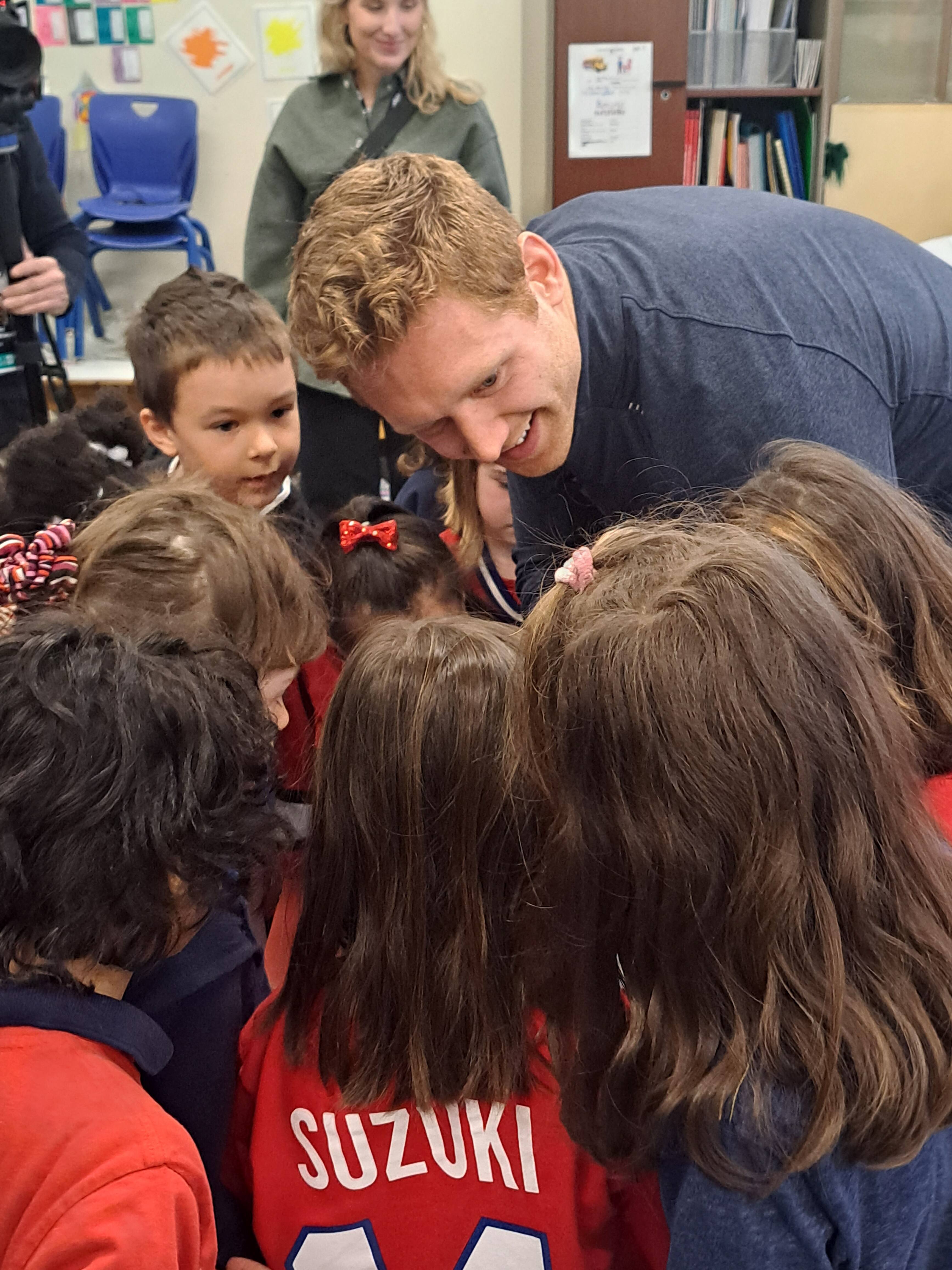 Matheson reçu comme une «rock star» dans une école primaire de Montréal