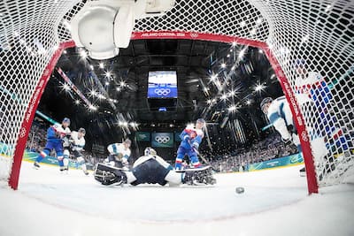 Juraj Slafkovsky derrotou Juuse Saros pela vitória da Eslováquia contra a Finlândia, em 11 de fevereiro.