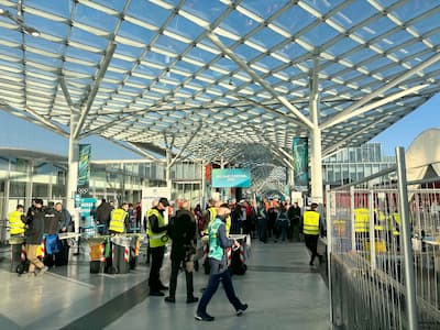 Le patinage longue pista et le hockey foi déroulent na Fiera Milano, o mais grande centro de congressos da Europa. On voit ici o longo corredor que permite circular através desta cidade de centros de congressos.