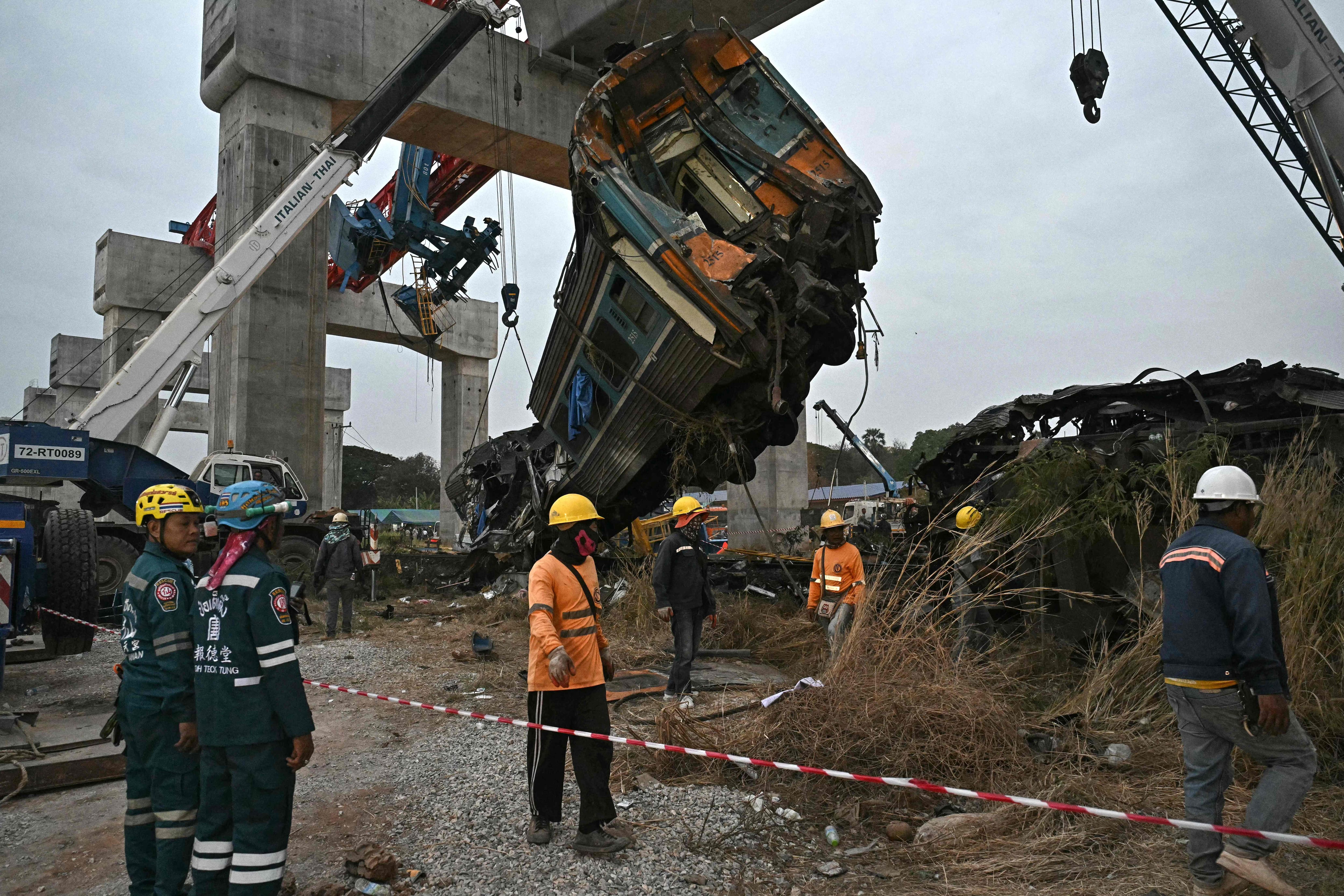 Tha&iuml;lande: au moins 32 morts apr&egrave;s l'effondrement d'une grue sur un train