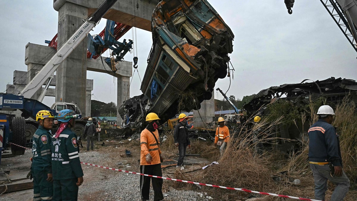 Thaïlande: au moins 32 morts après l'effondrement d'une grue sur un train