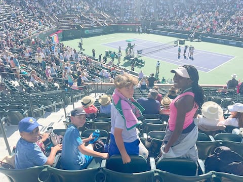 Des jeunes de l'Académie Aliassime assistent à un match du Indian Wells Tennis Masters en mars 2023.