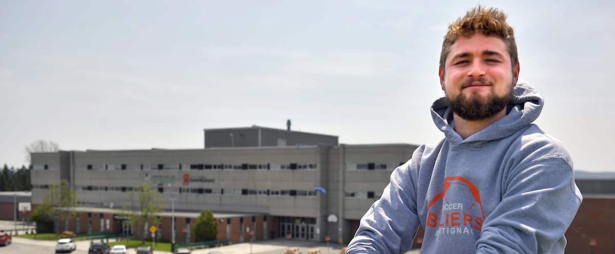 «J’ai réalisé que c’est ici que je suis bien»: un jeune homme qui a perdu sa mère dans le déraillement fait la paix avec Mégantic