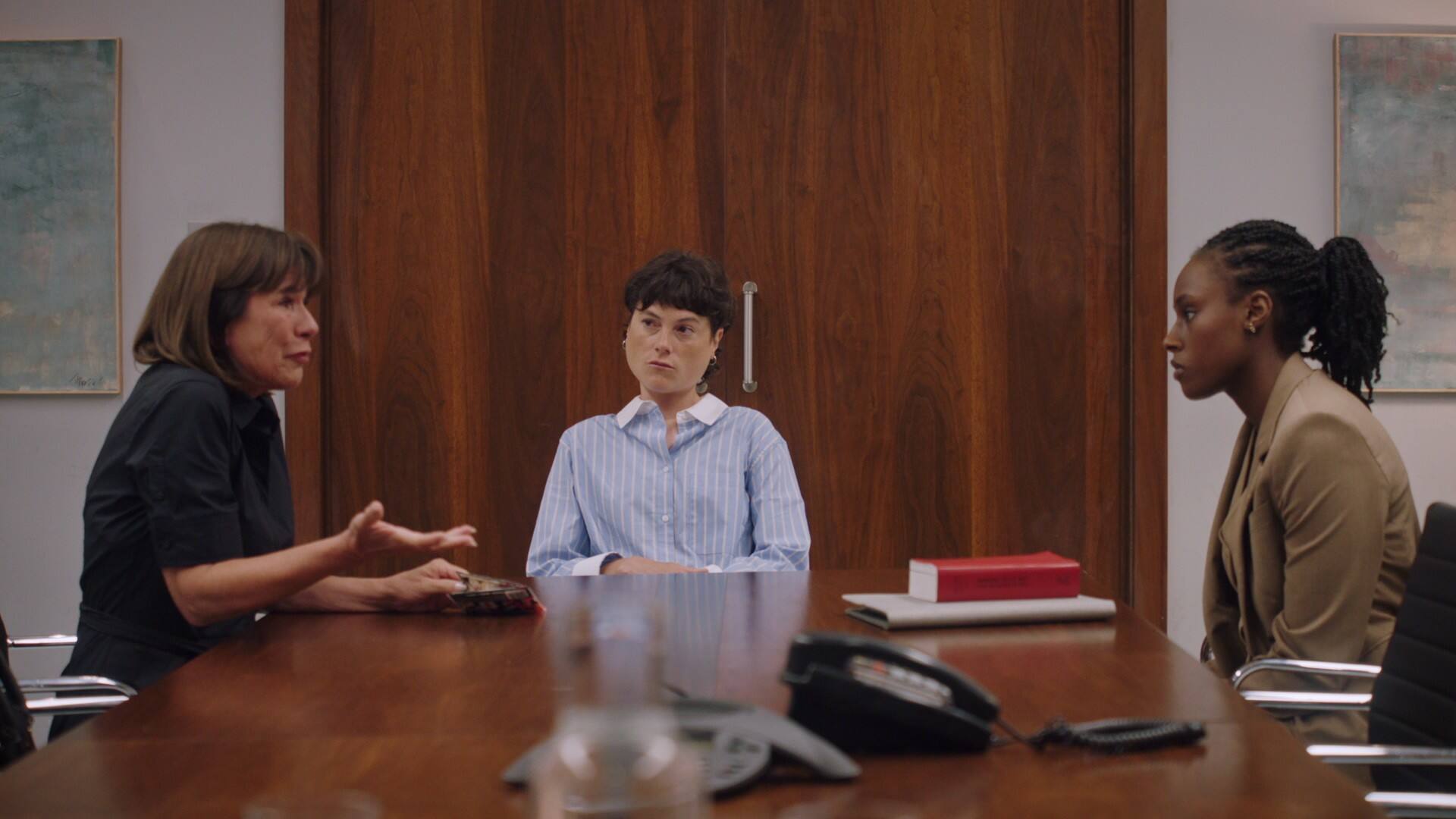 Mireille Deyglun, Julianne Côté et Naïla Louidort dans la salle de réunion du cabinet Lapointe, MacDonald & Nolin.
