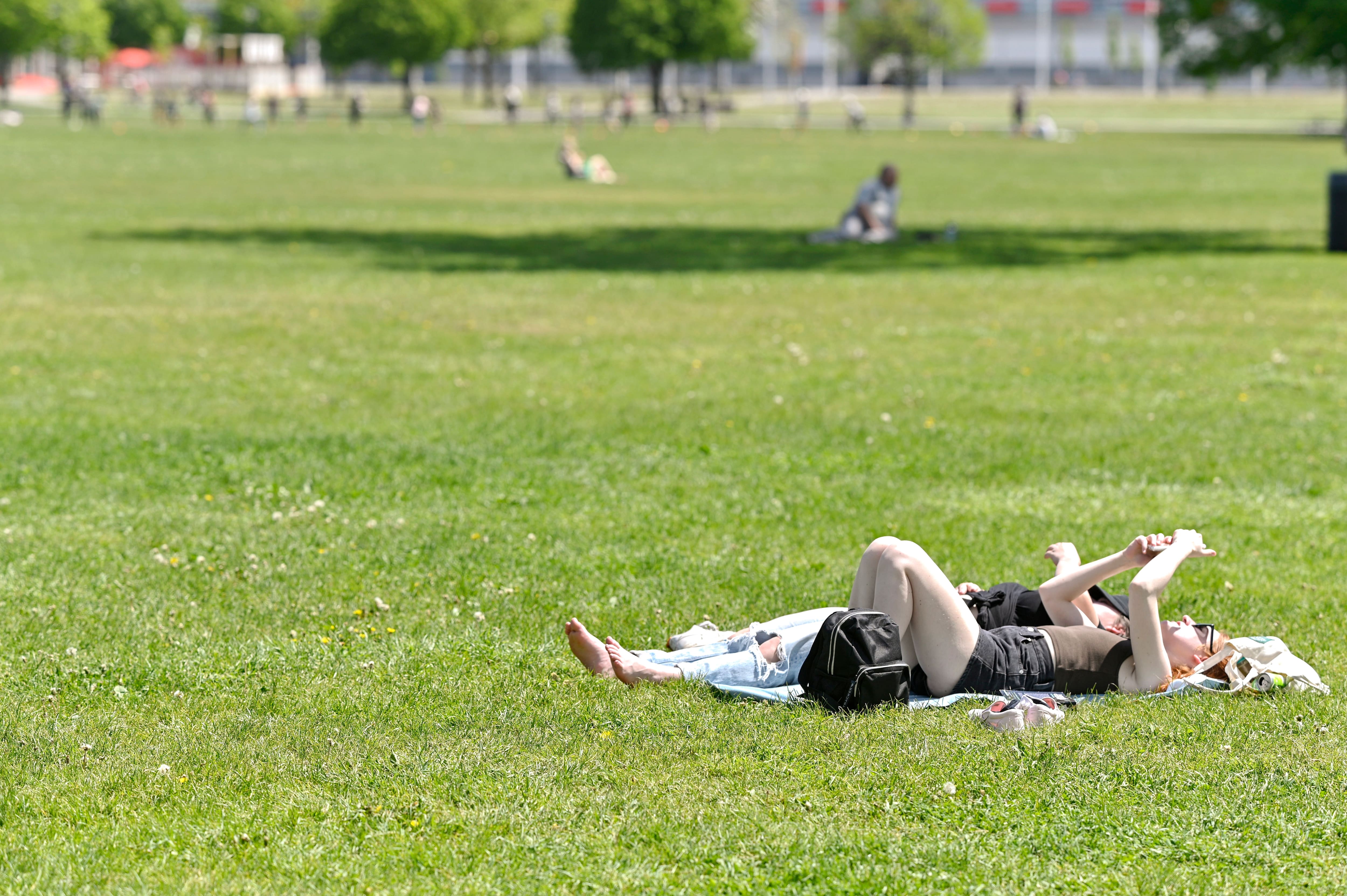 «Tanline» et «tanmaxxing»: ces tendances de bronzage qui inquiètent les dermatologues