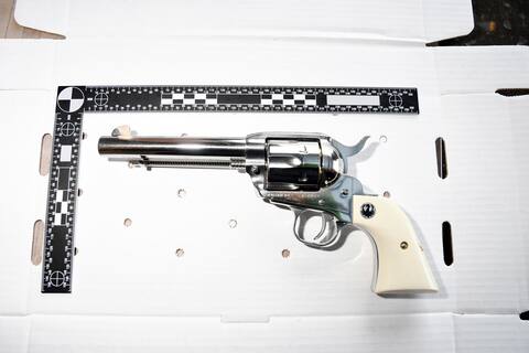 Photo filed at the trial of Joshua Sarroino, accused in the alleged murder of Eric Francis De Sousa at Pizzeria Sophia in the Dix30 district of Brossard on May 10, 2019. The revolver used in the crime can be seen in the photograph and was found on the terrace. Courtesy Courtesy