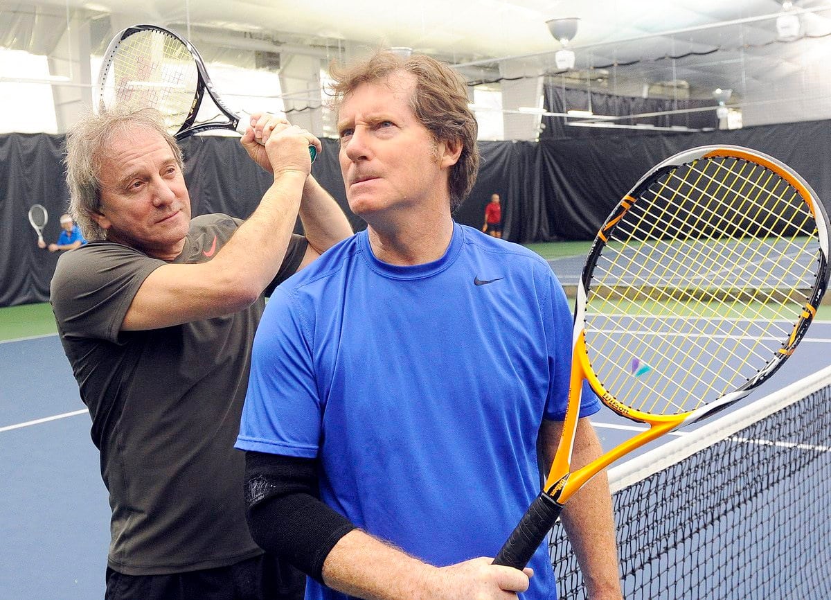 Os comediantes Michel Côté e Marc Messier em um clube de tênis de Quebec em 2012.