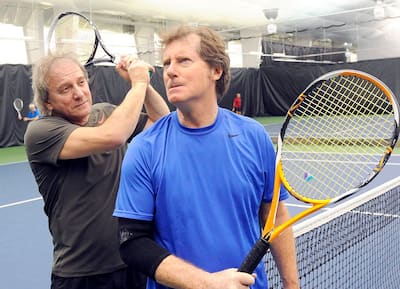 Os comediantes Michel Côté e Marc Messier em um clube de tênis de Quebec em 2012.