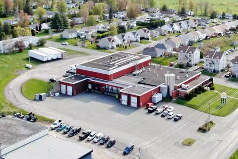 Les installations de l'usine à Waterloo de 32 000 pieds carrés de Laiterie Chagnon, dont le prix de vente s’élève à 2 200 000 $), étaient affichées sur Centris depuis à peine quelques jours. Avec cette transaction, Chagnon transfert la fabrication de ses produits glacés chez Top Glaciers. Celle du beurre, du yogourt et du lait sera confiée à des sous-traitants. L’entreprise conserve ses activités agricoles. L’usine de Waterloo sera bientôt vendue à une entreprise hors de l’agroalimentaire. Récemment, l’usine de 32 000 pieds carrés, a été affiché à 2 200 000 $ (plus taxes) sur Centris.