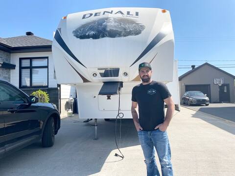 Guillaume Monger, who lives in the Sainte-Famille sector, refuses to panic despite the evacuation pre-alert.