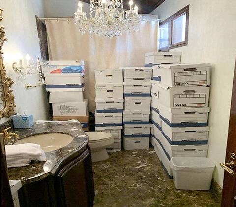 ABD'li bir yargıç, Donald Trump'ın Mar-a-Lago Florida'daki evinde bir banyoda, balo salonunda ve büyük bir depoda düzinelerce gizli belge kutusu buldu.