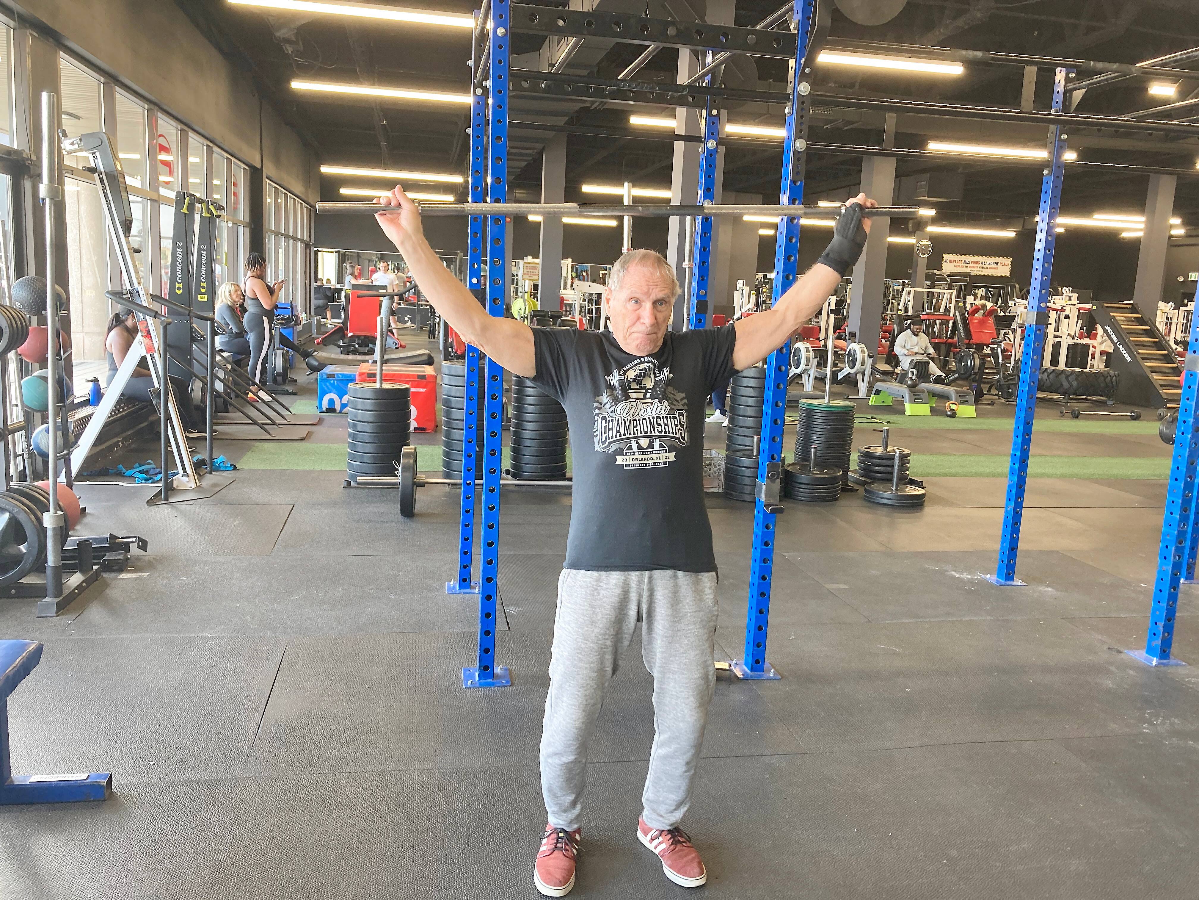 &Agrave; 89 ans, cet halt&eacute;rophile soul&egrave;ve encore des poids cinq fois par semaine