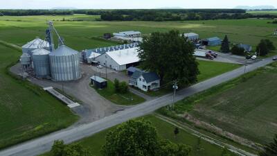 Jean Lemay (en mortaja) frente a su oficina con trabajadores al final de una jornada laboral, en junio de 2023.