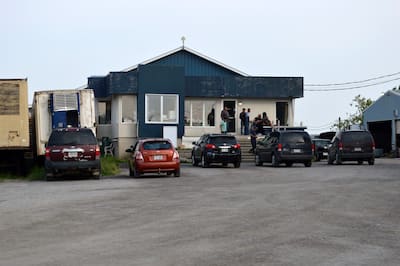 Jean Lemay (en mortaja) frente a su oficina con trabajadores al final de una jornada laboral, en junio de 2023.