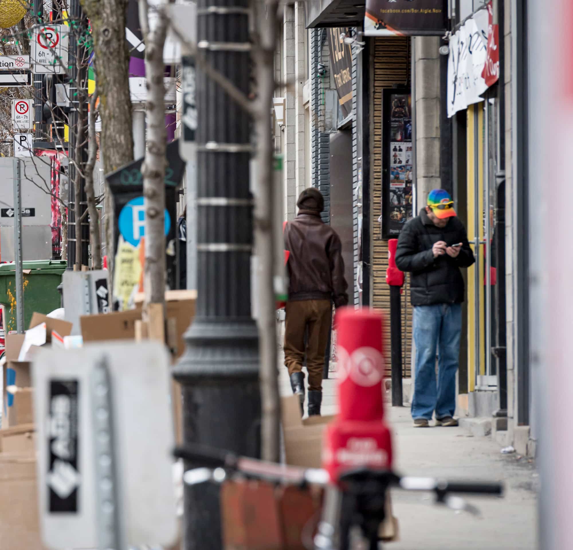 caca sur le visage des gens