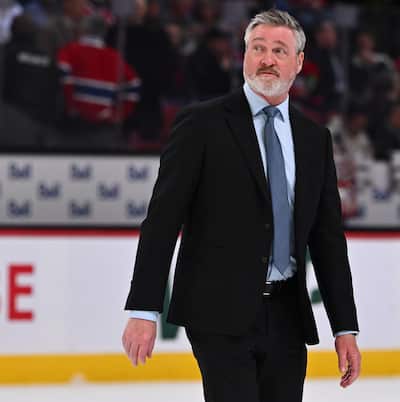 Patrick Roy desistiu do gelo do Centre Bell após o segundo período da partida entre os Canadien e os Islanders, em 26 de fevereiro no Center Bell. Le Québécois était alors l'entraîneur-chef da formação new-yorkaise.