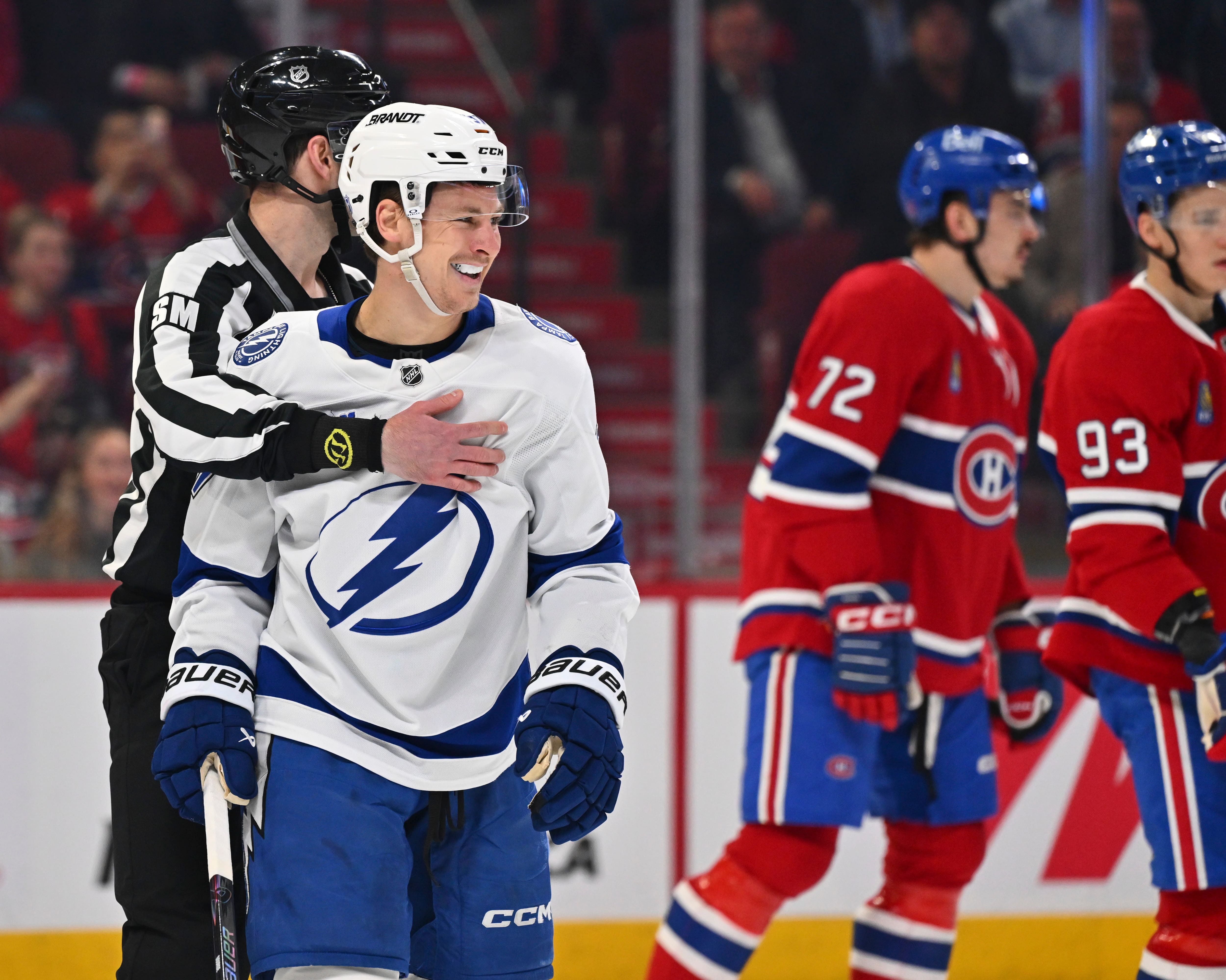 Un juge de lignes a retenu Yanni Gourde, qui prenait plaisir à jaser avec les joueurs du Canadien, le 9 avril au Centre Bell.