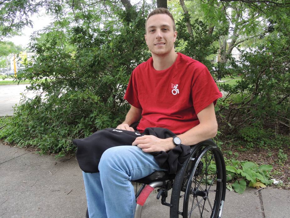 Image principale de l'article Il fera Montréal à Québec en fauteuil roulant