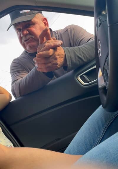 Jean Lemay (en mortaja) frente a su oficina con trabajadores al final de una jornada laboral, en junio de 2023.