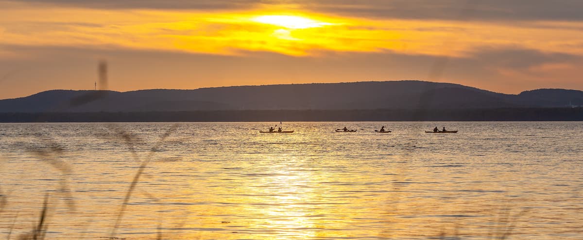 Une jolie plage familiale au bord du lac des Deux Montagnes à l’ouest de l’Île de Montréal