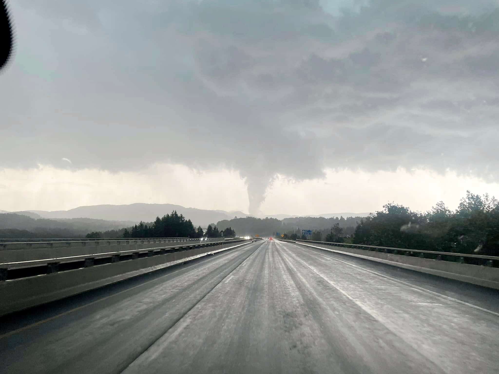 Formation de nuages ​​en entonnoir de tornade