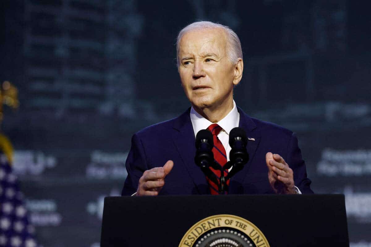 Des cheveux pass&eacute;s &agrave; &laquo;l'eau de Javel&raquo;: Biden se moque de Trump