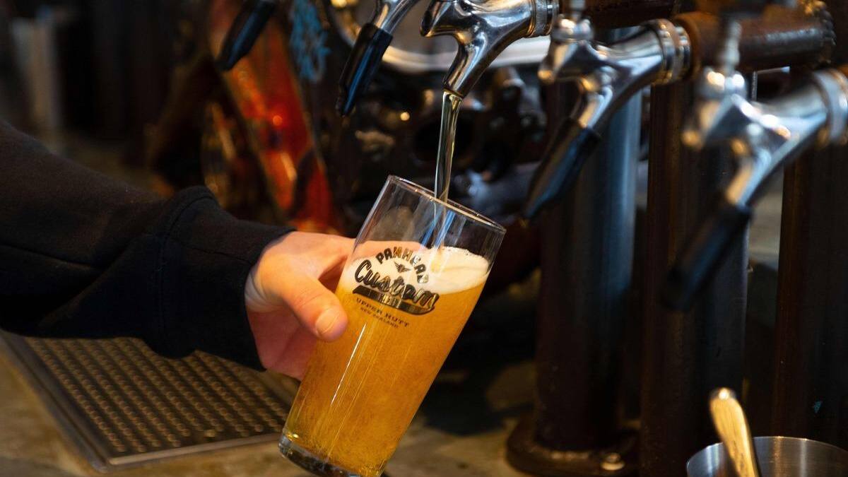 Les propriétaires de bars «découragés» par le passeport vaccinal à la SAQ et la SQDC