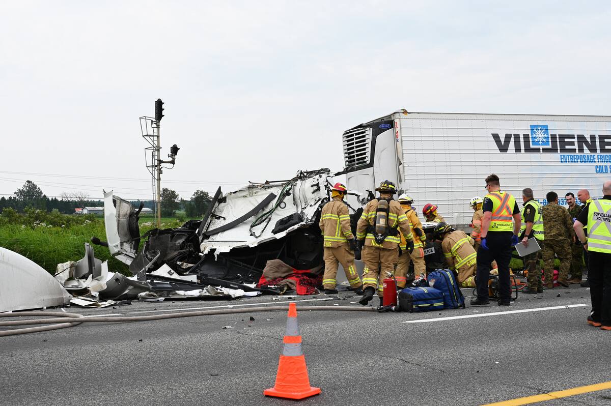Photos | Collision entre camions à Lévis