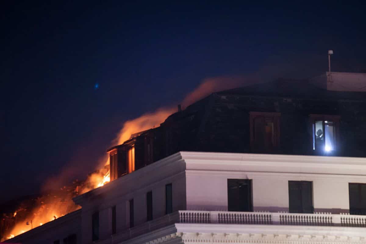 Afrique du Sud: l'incendie d&eacute;vastateur au Parlement reprend apr&egrave;s une accalmie