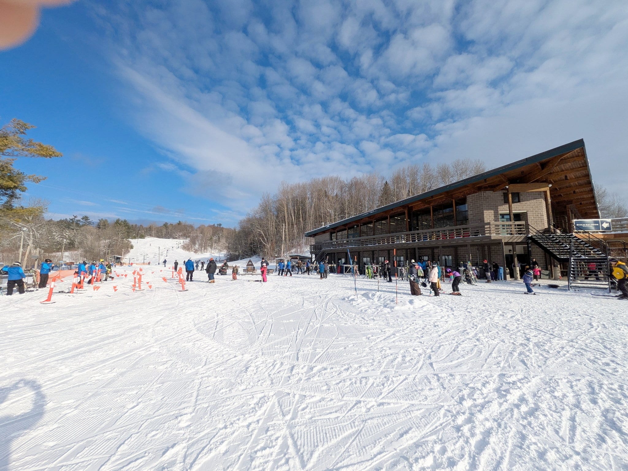 La jeune fille de 13 ans d’Ottawa blessée mercredi dans un incident de télésiège au Centre Vorlage, dans l’ouest du Québec est décédée.