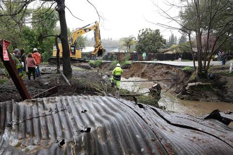 Yeni bir fırtına Kaliforniya'yı vurdu ve özellikle yağmurlu bir kışa zarar verdi.