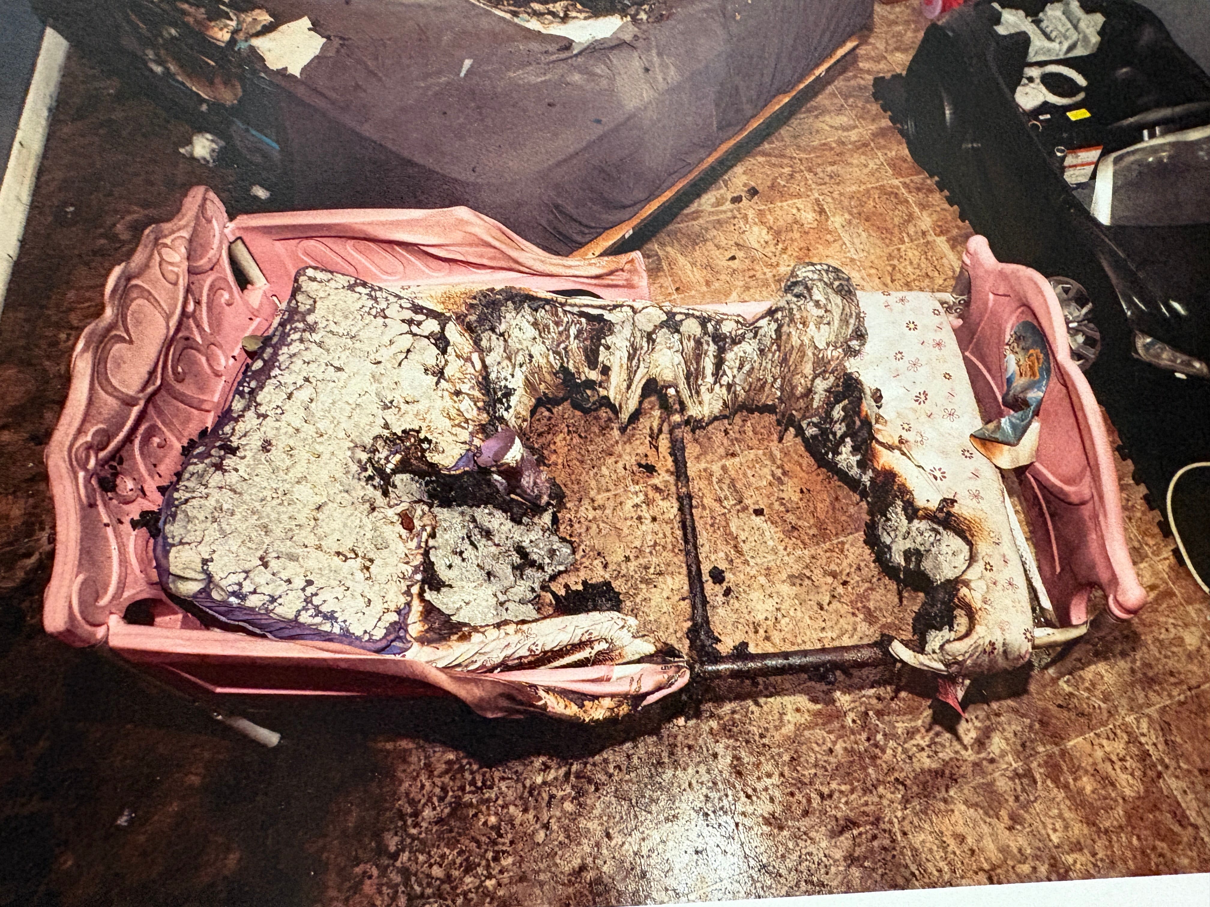 Foto del apartamento donde Jason Pothier-Martin supuestamente arrojó dos cócteles Molotov el 20 de agosto de 2022 en Lévis; los objetos incendiarios cayeron en un dormitorio donde dormían dos niños. En el incidente una niña de 3 años resultó gravemente herida. El fuego destruyó la camita rosa donde dormía la pequeña y provocó importantes daños en la habitación.