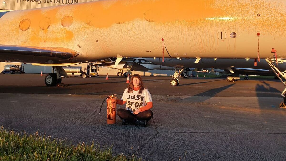 VIDÉO | Des militantes écologistes ciblent un aéroport où devait se poser le jet de Taylor Swift