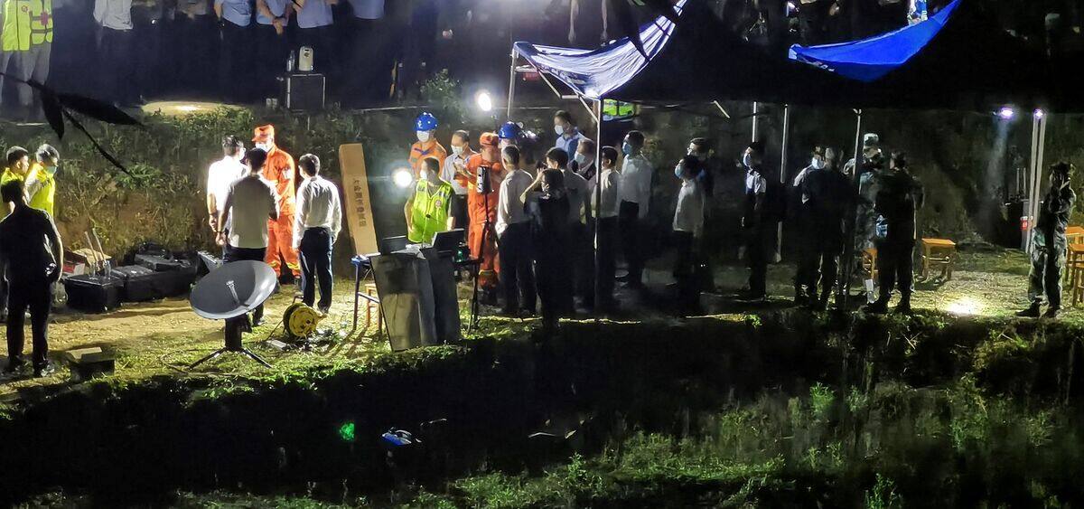 Chine: le site de l&rsquo;accident d&rsquo;avion pass&eacute; au peigne fin
