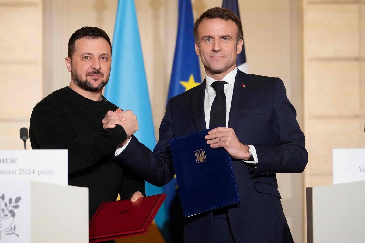 Macron et Zelensky signent un accord de sécurité franco-ukrainien | TVA ...