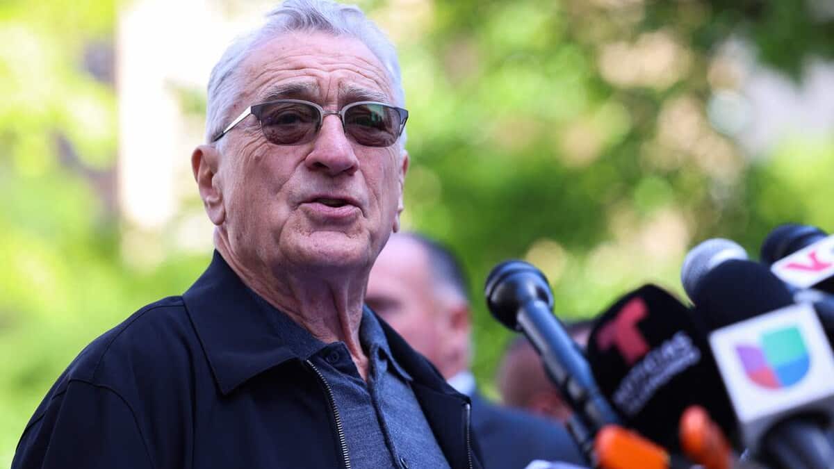 «Un clown»: De Niro attaque Trump devant le tribunal de New York