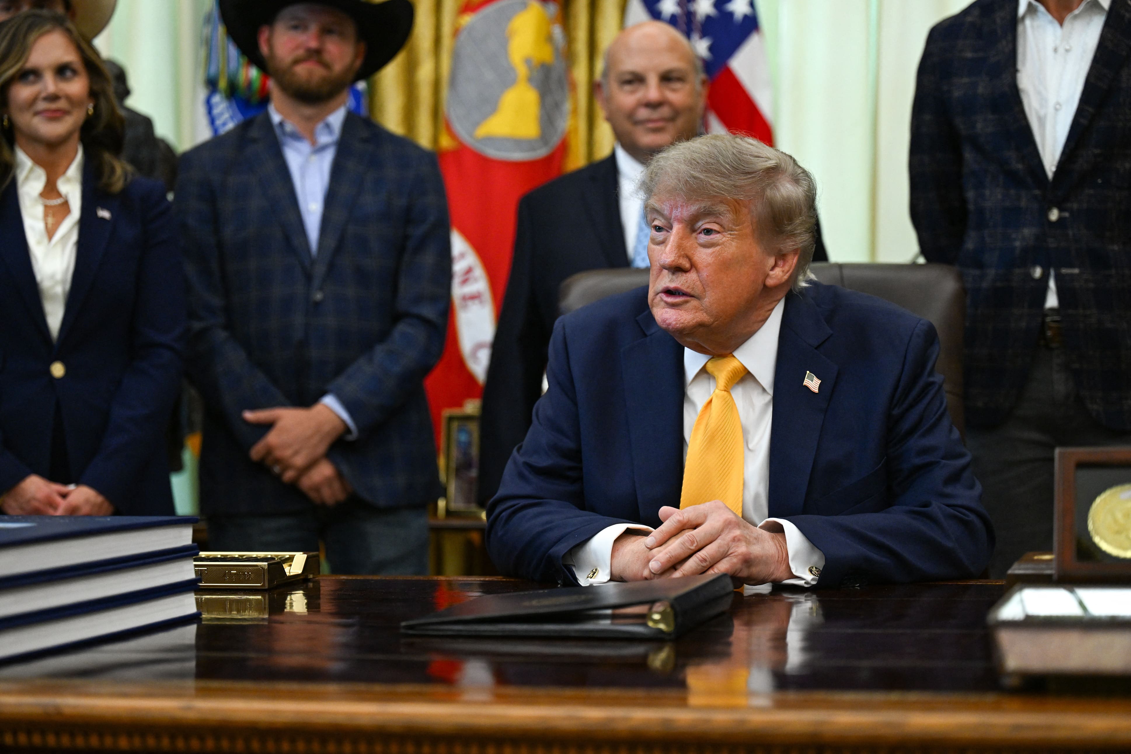 Que cache la pluie d’insultes de Donald Trump?