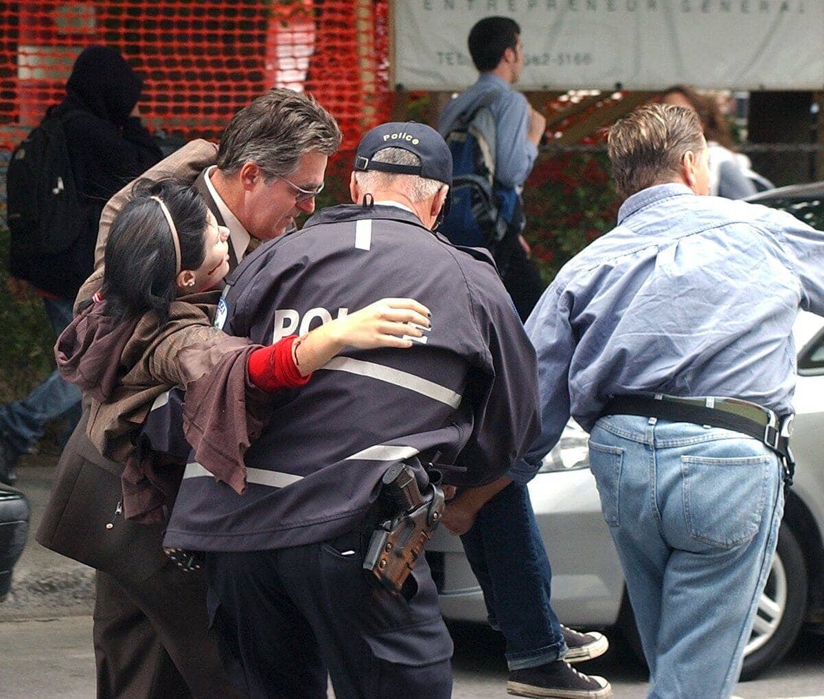 Une victime de la fusillade du Collège Dawson en train d’être secourue, le 13 septembre 2006.