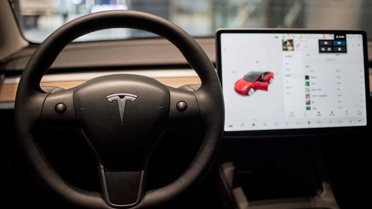 États-Unis: enquête sur la possibilité de jouer au volant d'une Tesla